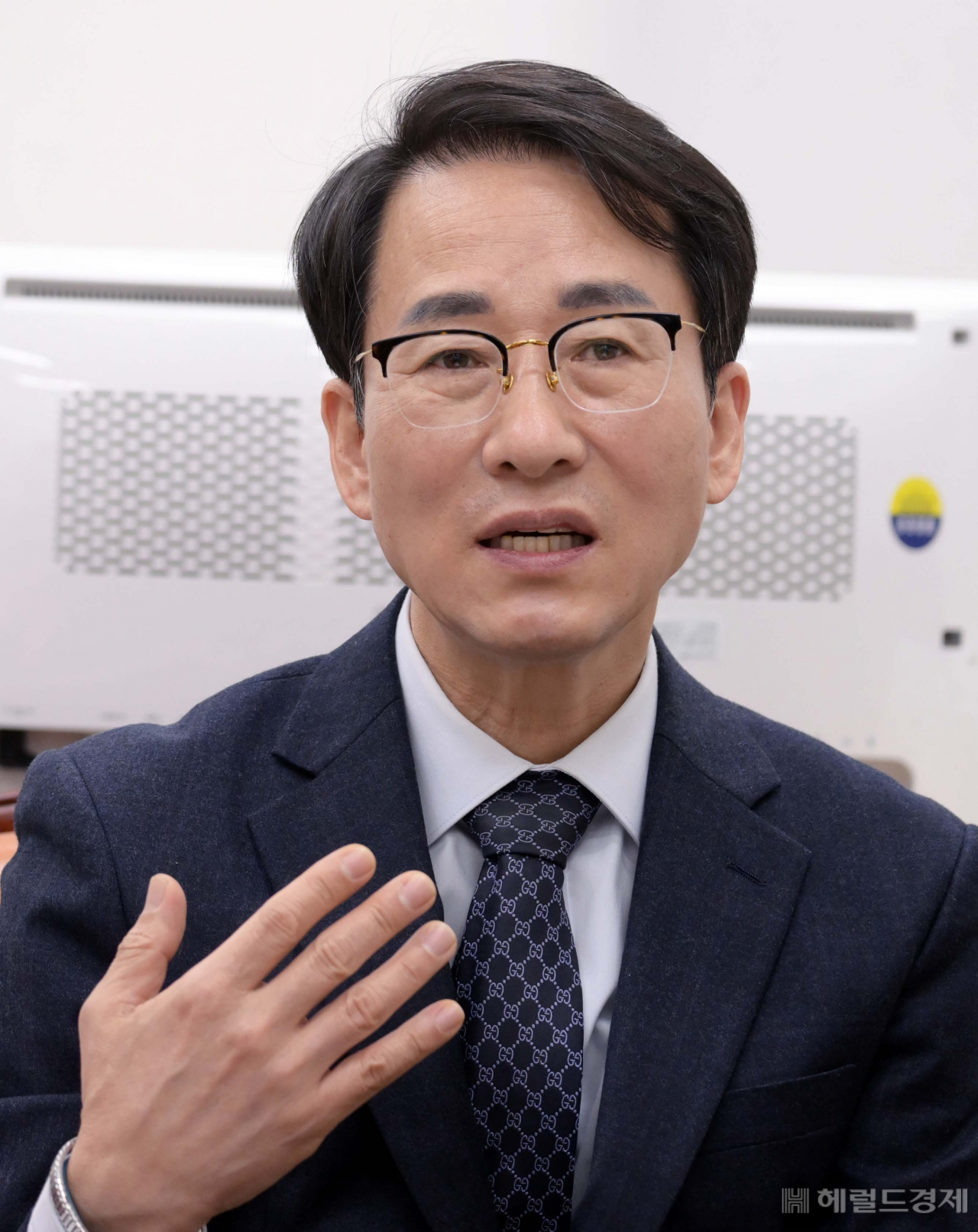 더불어민주당 원내대표에 도전하는 이원욱 의원이 21일 서울 여의도 국회 과학기술정보방송통신위원회 위원장실에서 헤럴드경제와 인터뷰를 하고 있다. [사진=이상섭 기자]