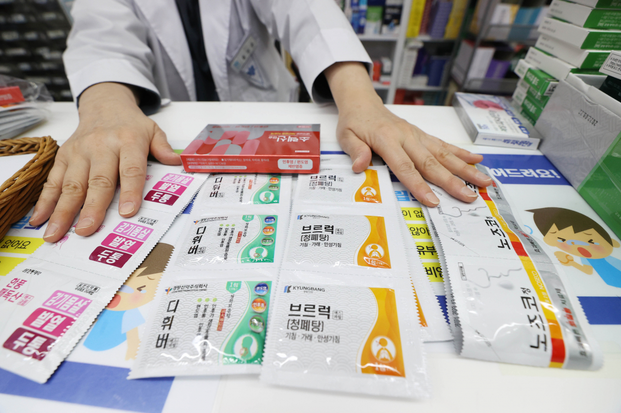 코로나19 확진자 수가 하루에 수십만명씩 나오면서 약국에서 감기약이 동나 구하기 쉽지 않은 경우가 늘고 있다. 21일 서울의 한 약국에서 관계자가 "감기약 판매가 늘고 재고가 부족하다"며 제품을 꺼내보이고 있다. 연합뉴스