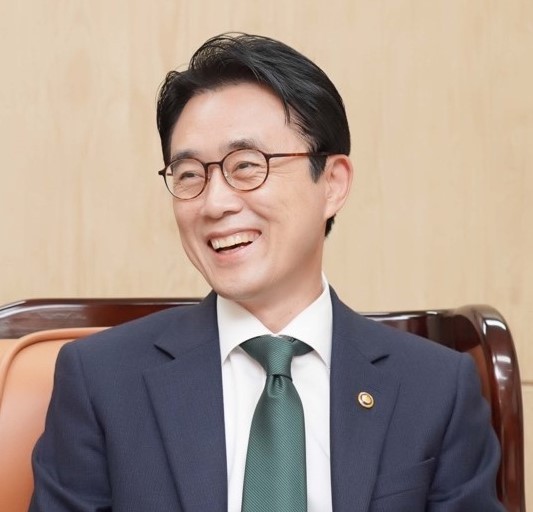 Lee Kang-seop.