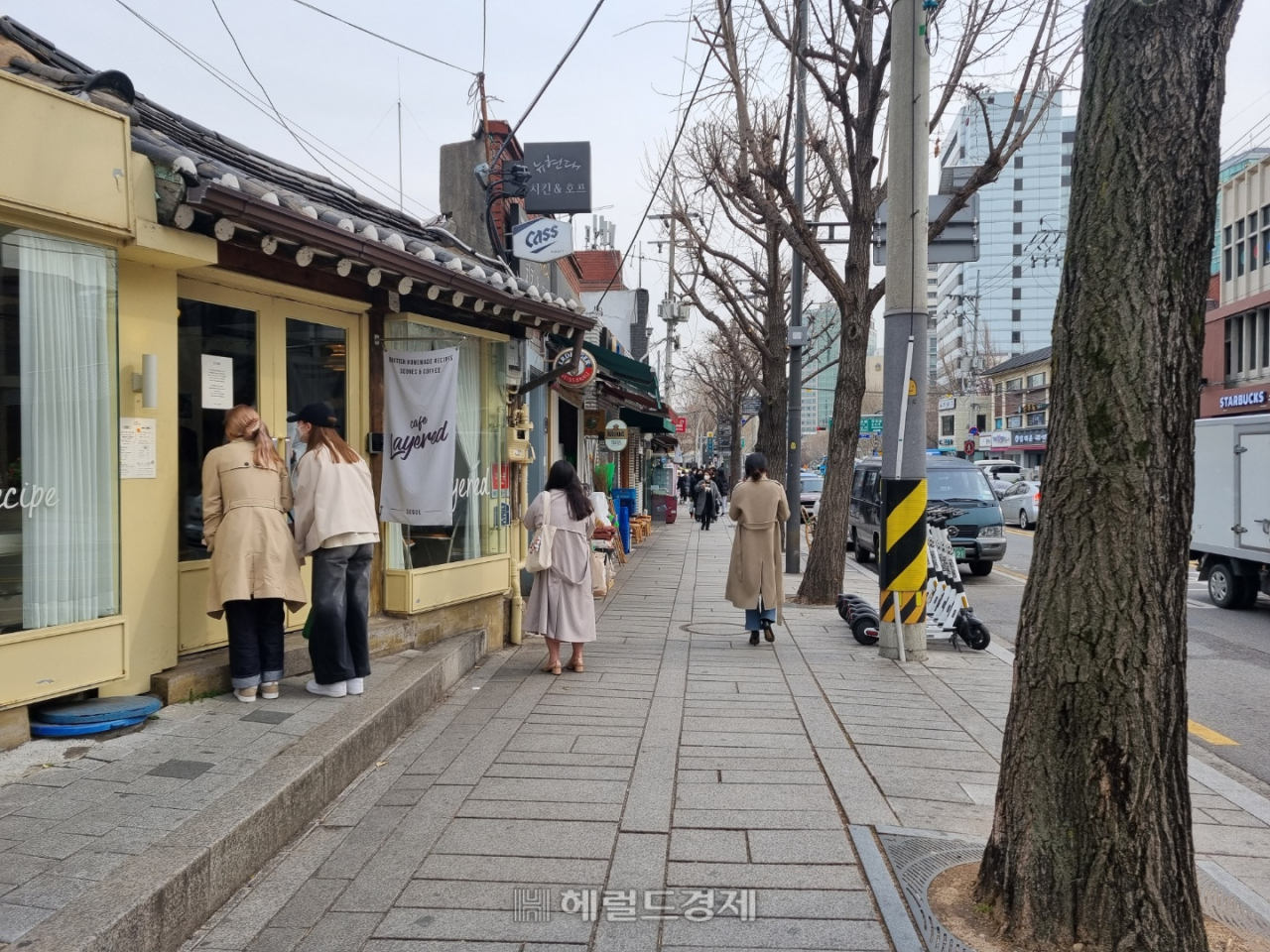 윤석열 대통령 당선인이 청와대의 용산 이전을 공식화한 다음날인 21일 삼청동 초입에 시민들이 오가고 있다. 이민경 기자