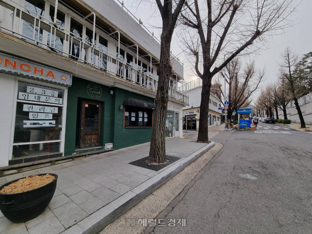청와대 인근 길 곳곳에서 공실이 발생한 상가가 눈에 띈다. ‘권리금 없음’이라고 표시해두고 임차인을 구하는 상황이다. 이민경 기자