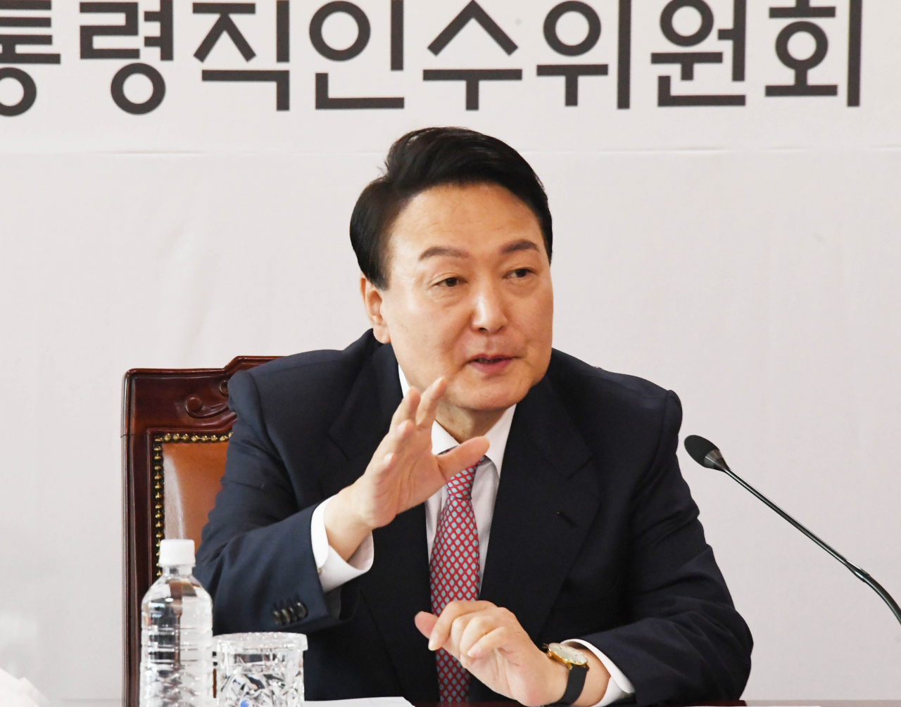 윤석열 대통령 당선인이 22일 오전 서울 종로구 통의동 대통령직 인수위원회 사무실에서 인수위 간사단 회의를 주재하고 있다. [연합]