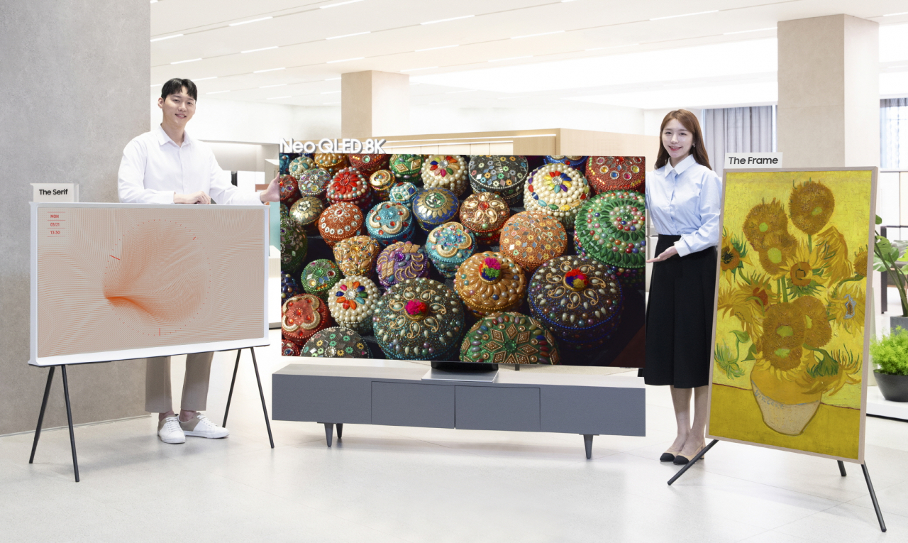 삼성전자 모델이 서울 대치동에 위치한 삼성 디지털프라자 대치본점에서 2022년형 더 세리프, Neo QLED 8K, 더 프레임을 소개하는 모습.[삼성전자 제공]
