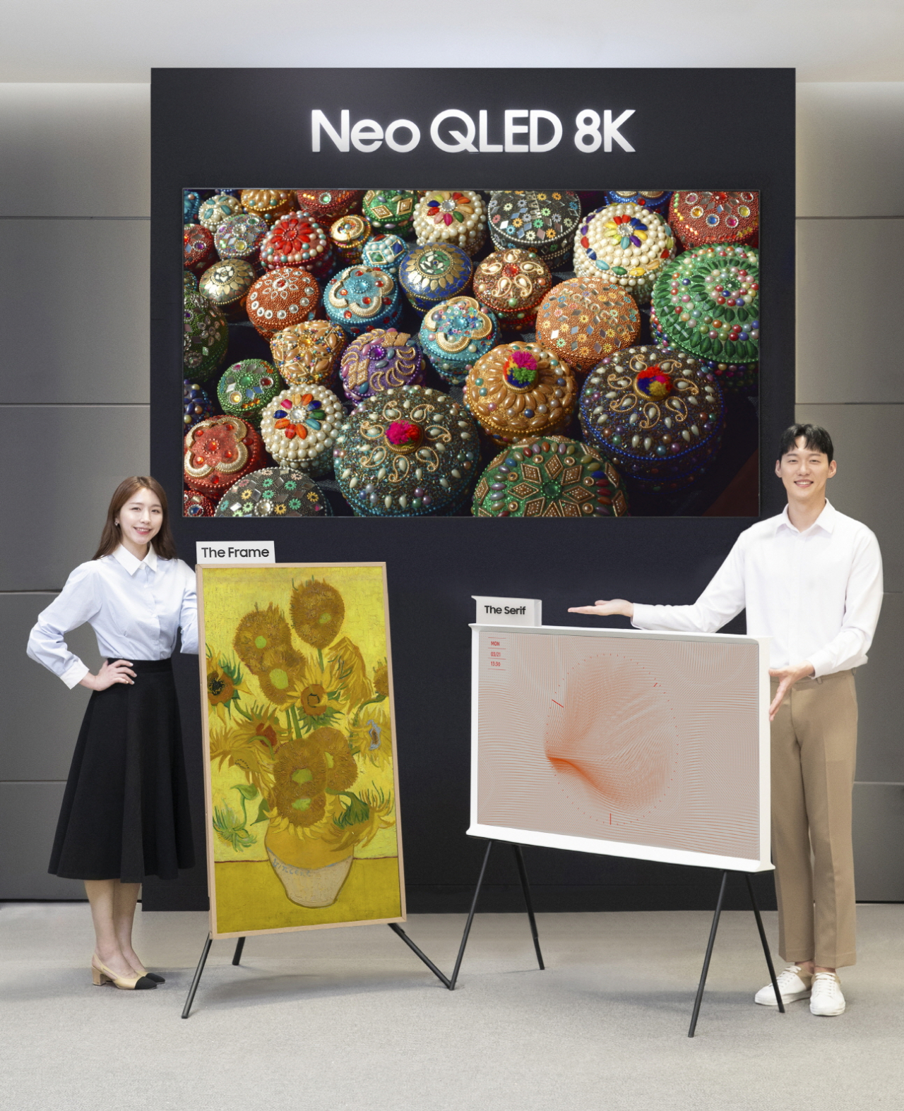 삼성전자 모델이 서울 대치동에 위치한 삼성 디지털프라자 대치본점에서 2022년형 더 프레임, Neo QLED 8K, 더 세리프를 소개하는 모습.[삼성전자 제공]