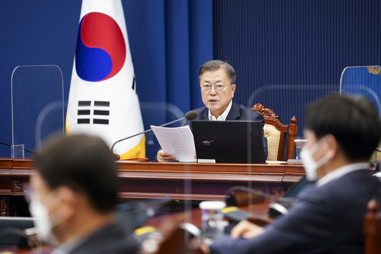 문재인 대통령이 22일 오전 청와대 여민관에서 열린 영상국무회의에서 발언하고 있다. 연합뉴스