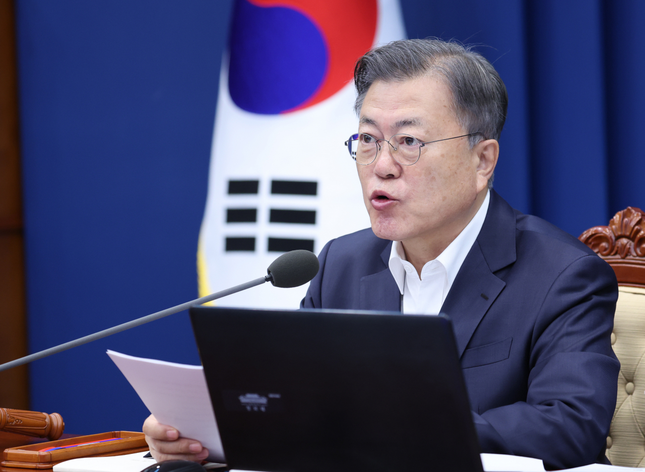 문재인 대통령이 22일 오전 청와대 여민관에서 열린 영상국무회의에서 발언하고 있다. [연합]