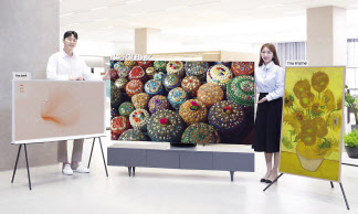 삼성전자 모델이 서울 대치동에 위치한 삼성 디지털프라자 대치본점에서 2022년형 더 세리프, Neo QLED 8K, 더 프레임을 소개하는 모습. [삼성전자 제공]
