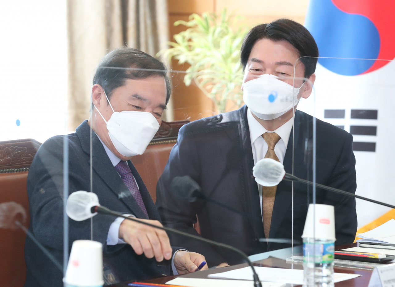 안철수 인수위원장과 김병준 지역균형발전특위원회 위원장이 22일 오전 서울 종로구 통의동 인수위에서 열린 간사단회의에서 대화하고 있다. 이상섭 기자