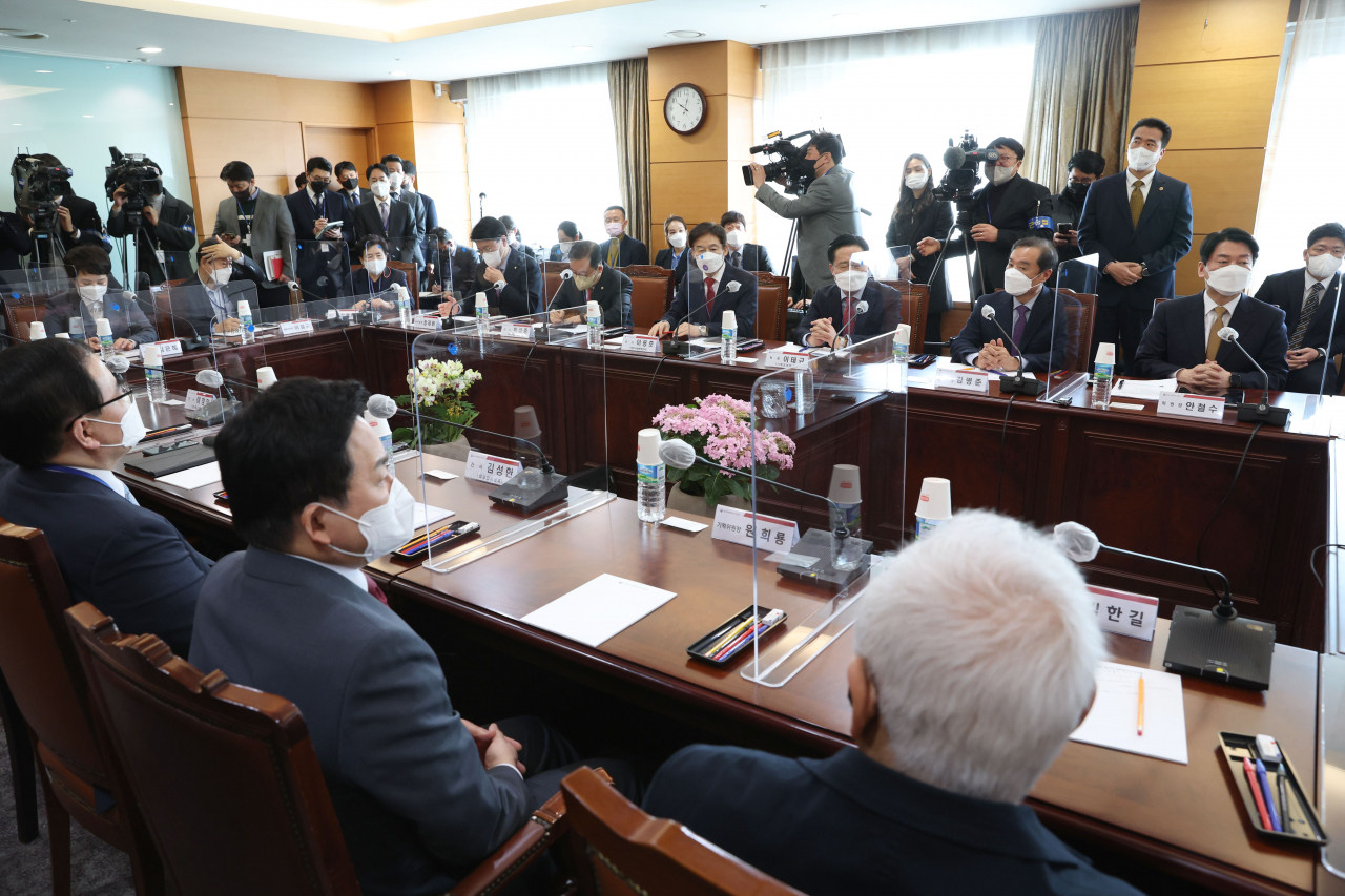 22일 오전 서울 종로구 통의동 인수위에서 열린 간사단회의에서 안철수 인수위원장 등 각 분과 간사들이 윤석열 대통령 당선인의 모두발언을 듣고 있다. 이상섭 기자