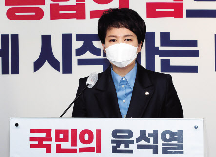 윤석열 대통령 당선인 측의 대통령집무실 이전계획에 청와대가 제동을 걸면서 신·구 권력 간 갈등이 가시화됐다. 사진은 청와대와 윤 당선인 측 입장을 대변하며 공방을 벌이고 있는 박수현(위쪽) 청와대 소통수석과 윤 당선자 측 김은혜 대변인. [연합]