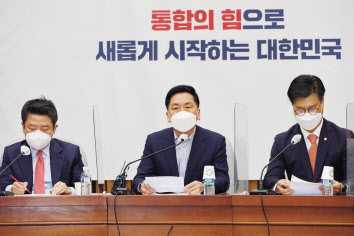 더불어민주당과 국민의힘도 대통령실 이전 문제로 날선 공방을 벌였다. 김성환 더불어민주당 정책위의장은 22일 오전 국회에서 열린 원내대책회의에서 자료를 들고 윤석열 대통령 당선인측의 대통령실 용산 이전 계획을 비판했다(위쪽 사진). 김기현 국민의힘 원내대표는 이날 오전 국회에서 열린 원내대책회의에서 용산 이전에 제동을 건 청와대 입장을 맹비난했다. [국회사진기자단]