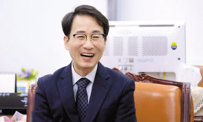 더불어민주당 원내대표에 도전하는 이원욱 의원이 21일 서울 여의도 국회 과학기술정보방송통신위원회 위원장실에서 헤럴드경제와 인터뷰를 하고 있다. 이상섭 기자