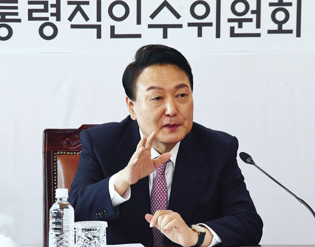 윤석열 대통령 당선인 측의 ‘대통령실 용산 이전’ 계획에 대해 청와대가 제동을 걸면서 신·구 권력 간 갈등이 깊어지는 양상이다. 문재인 대통령과 윤 당선인은 22일 오전 대통령실 용산 이전에 대한 직접적인 언급은 피했지만 청와대와 대통령직인수위원회 간 충돌은 가라앉지 않고 있다. 사진은 이날 오전 청와대 여민관에서 영상국무회의를 주재하고 있는 문 대통령(위쪽)과 서울 종로구 통의동 인수위 사무실에서 간사단 회의를 주재하고 있는 윤 당선인. [연합]·이상섭 기자