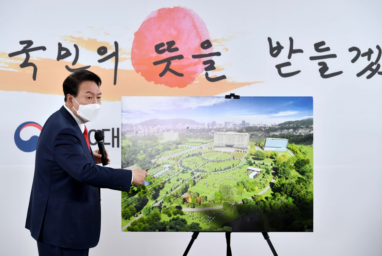 윤석열 대통령 당선인이 20일 오전 서울 종로구 삼청동 대통령직인수위원회 회견장에서 대통령실 용산 이전과 관련해 기자회견을 하고 있다. [국회사진기자단]