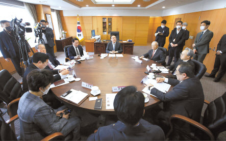 윤석열(가운데) 당선인이 21일 오전 서울 종로구 통의동 대통령직 인수위원회 사무실에서 경제 6단체장들과 오찬 회동을 갖고 있다. 이상섭 기자