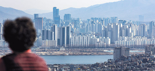 서울 남산 전망대를 찾은 시민이 용산구 한남동과 서초구 잠원동 일대를 바라보고 있다. [연합]