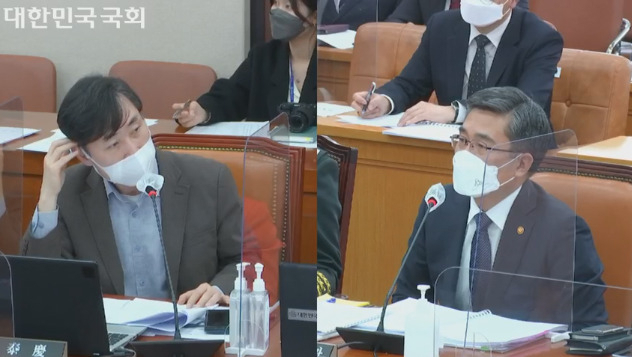 하태경(왼쪽) 국민의힘 의원이 22일 오전 국회 국방위원회 전체회의에 출석해 서욱 국방부 장관을 상대로 질의하고 있다. [국회 의사중계시스템]