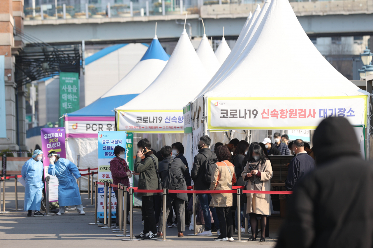 22일 오전 서울역 선별검사소에서 시민들이 코로나19 검사를 기다리고 있다. 중앙방역대책본부에 따르면 이날 0시 기준 신규확진자 수는 35만3980명으로 집계됐다. [연합]