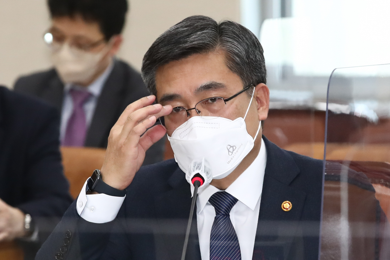 서욱 국방부 장관이 22일 국회에서 열린 국방위원회 전체회의에서 의원 질의를 받으며 안경을 고쳐쓰고 있다. [연합]