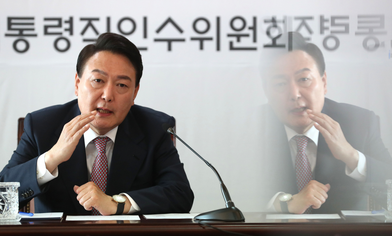 윤석열 대통령 당선인이 22일 오전 서울 종로구 통의동 대통령직 인수위원회 사무실에서 인수위 간사단 회의를 주재하고 있다. [연합]