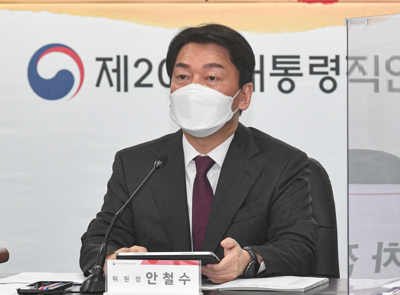 안철수 인수위원장이 21일 오전 서울 종로구 통의동 인수위 사무실에서 열린 제20대 대통령직 인수위원회 제2차 전체회의에서 발언하고 있다. [연합]