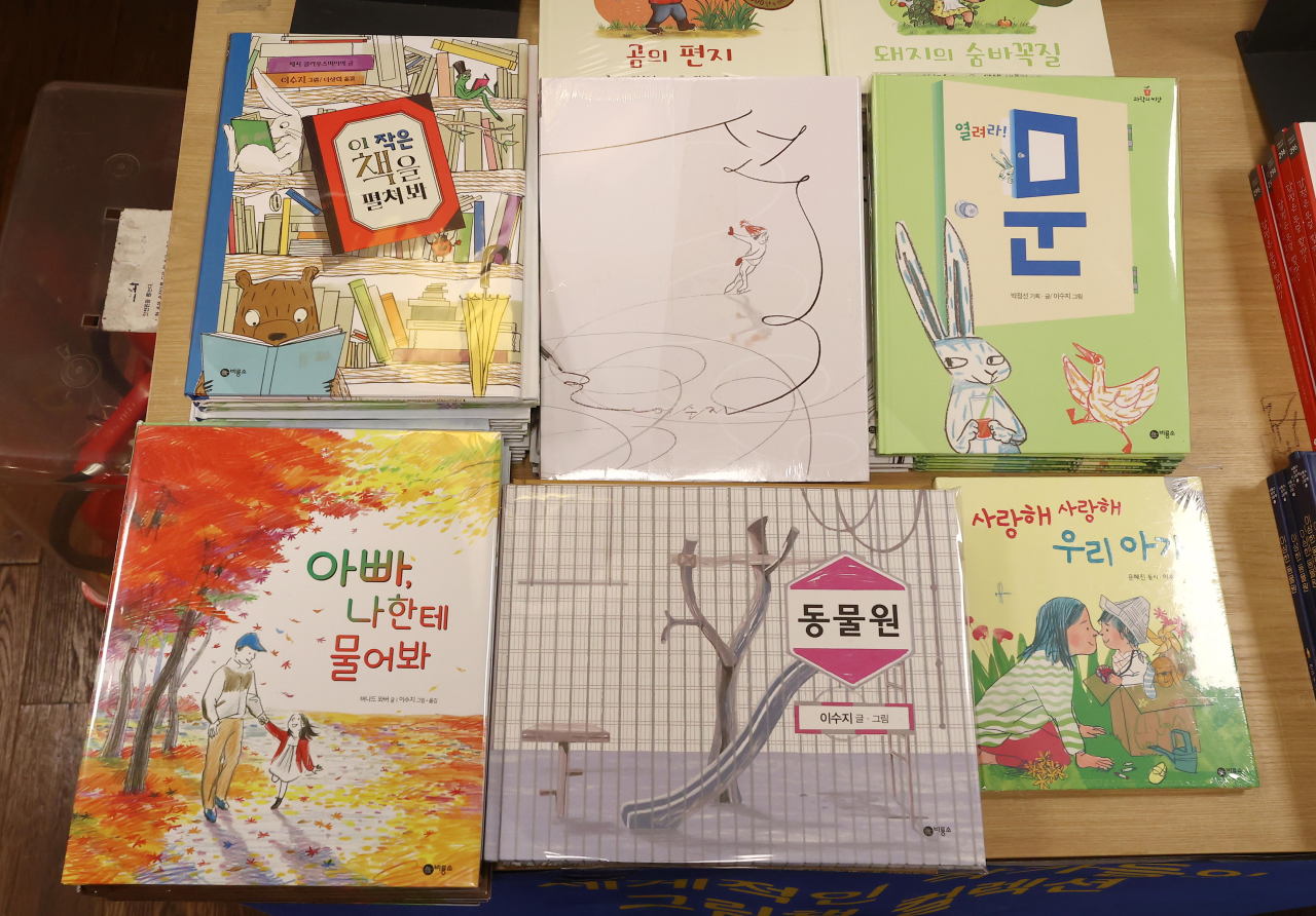 Children's books written or illustrated by Suzy Lee are on display at Kyobo Book Center in Gwanghwamun, central Seoul, on Tuesday. Lee has been named the 2022 winner of the illustration section of Hans Christian Andersen Award. (Yonhap)