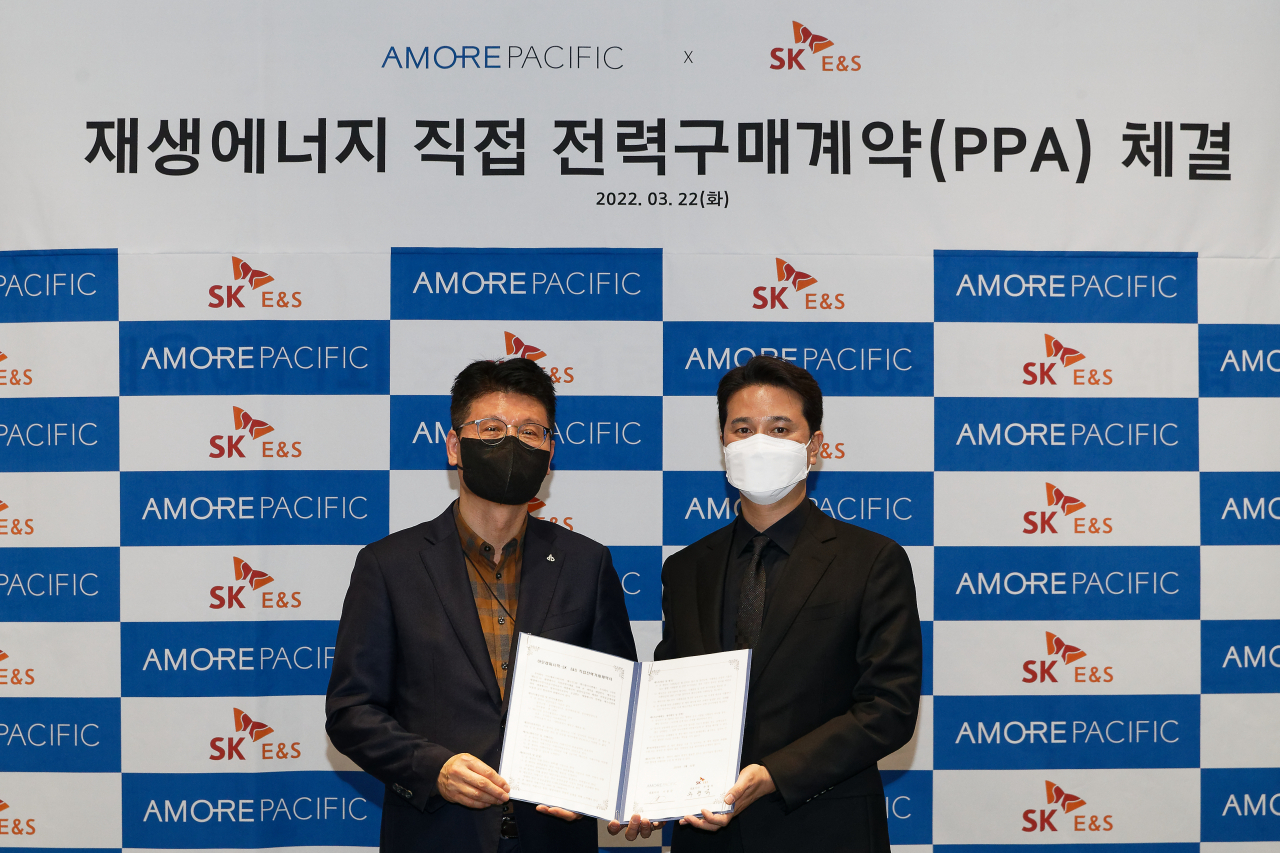 추형욱(오른쪽) SK E&S 대표이사와 이동순 아모레퍼시픽 대표이사가 22일 서울 용산구 아모레퍼시식 본사에서 직접 재생에너지 전력거래계약 체결 후 기념사진을 촬영하고 있다. [SK E&S 제공]
