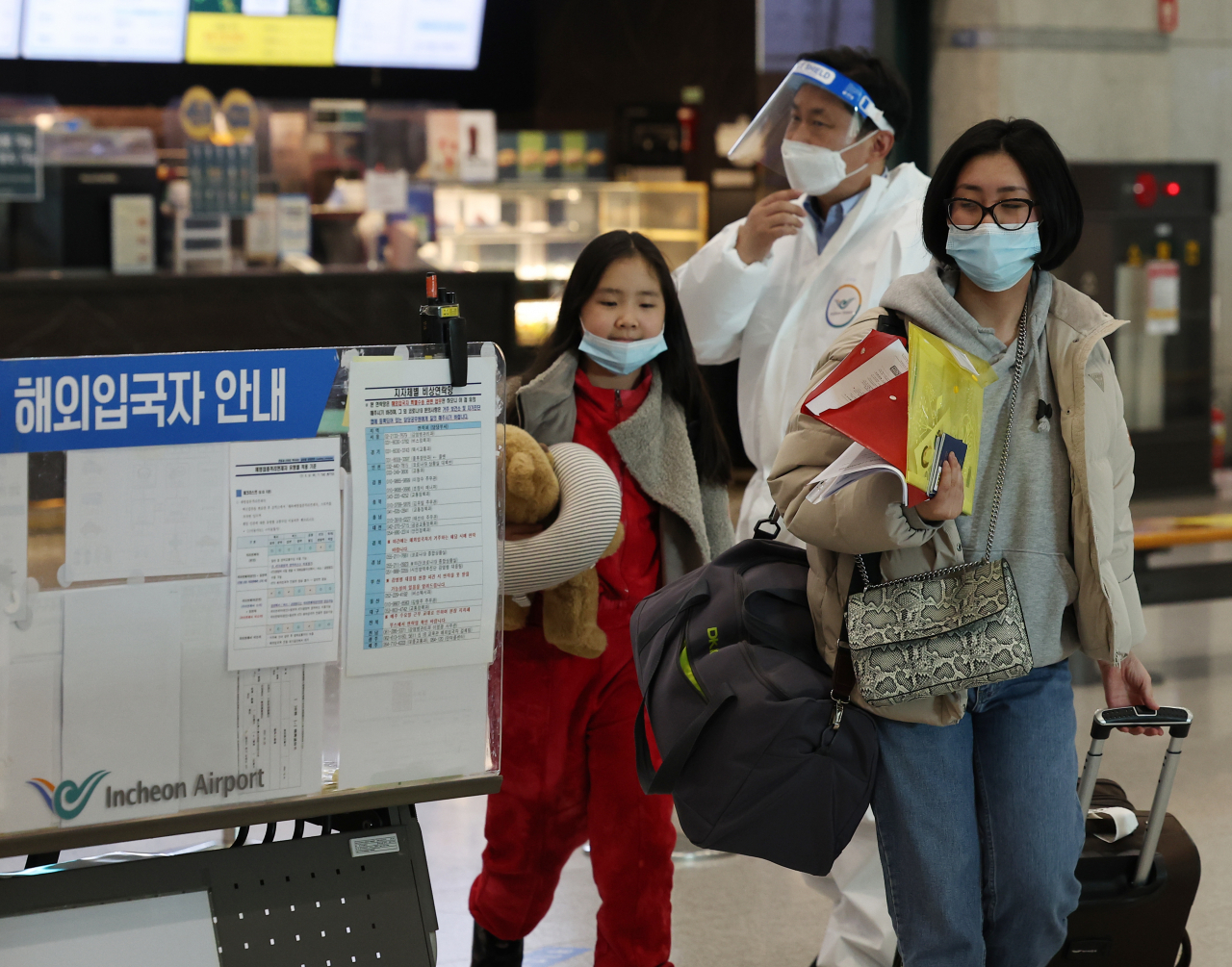 우크라이나를 탈출한 후 헝가리를 거쳐 인천공항으로 들어온 우크라이나 출신 고려인 동포 아니따 양이 22일 인천국제공항을 통해 입국하고 있다. 아니따 양은 광주 고려인마을 주선으로 이날 입국했다. 연합뉴스
