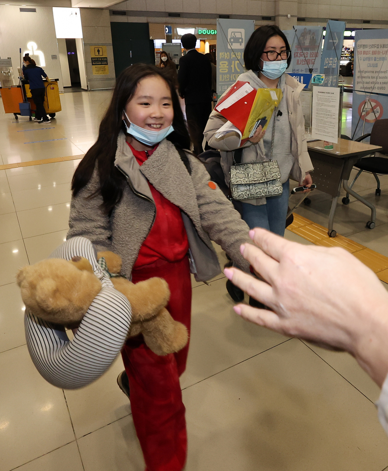 우크라이나를 탈출한 후 헝가리를 거쳐 인천공항으로 들어온 우크라이나 출신 고려인 동포 아니따 양이 22일 인천국제공항에서 할머니 남루이자씨와 만나 기뻐하고 있다. 아니따 양은 광주 고려인마을 주선으로 이날 입국했다. 연합뉴스