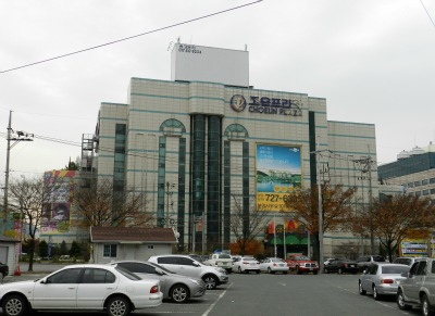 순천시 연향동에 30여년간 폐점된채 방치된 조은프라자. /박대성 기자.