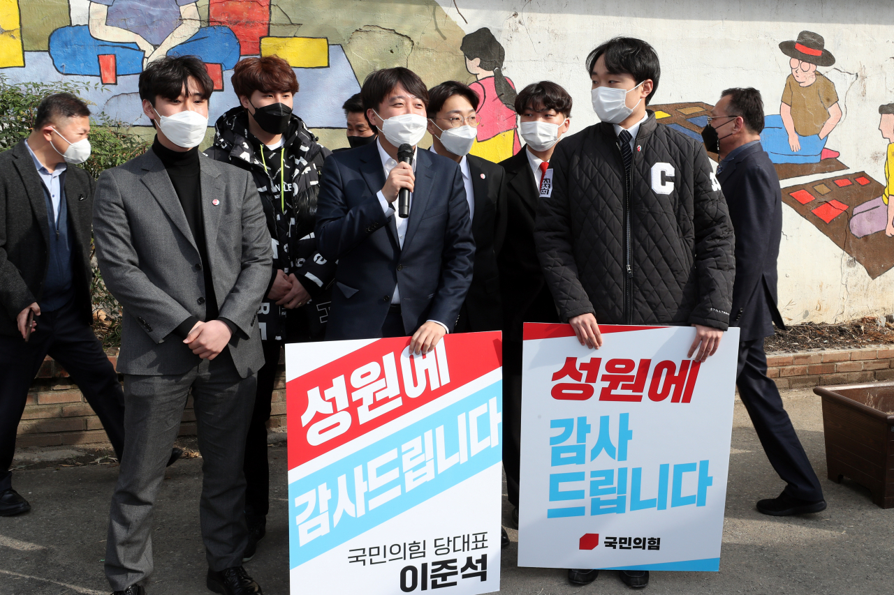 국민의힘 이준석 대표가 22일 오후 광주 동구 조선대학교 후문에서 대선 승리 감사 인사를 하고 있다. 연합뉴스