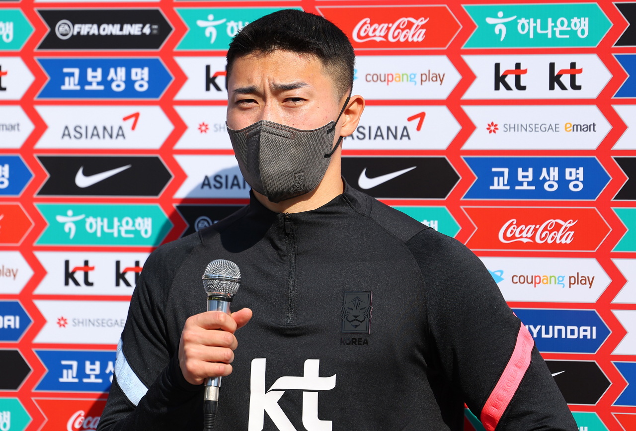 축구대표팀의 조규성이 22일 오후 파주NFC(축구대표팀 트레이닝센터)에서 열린 훈련에 앞서 취재진과 인터뷰하고 있다. 대표팀은 24일 상암월드컵경기장에서 이란과 홈경기를 치른 뒤 29일 아랍에미리트로 이동해 원정 경기를 치른다. 연합뉴스