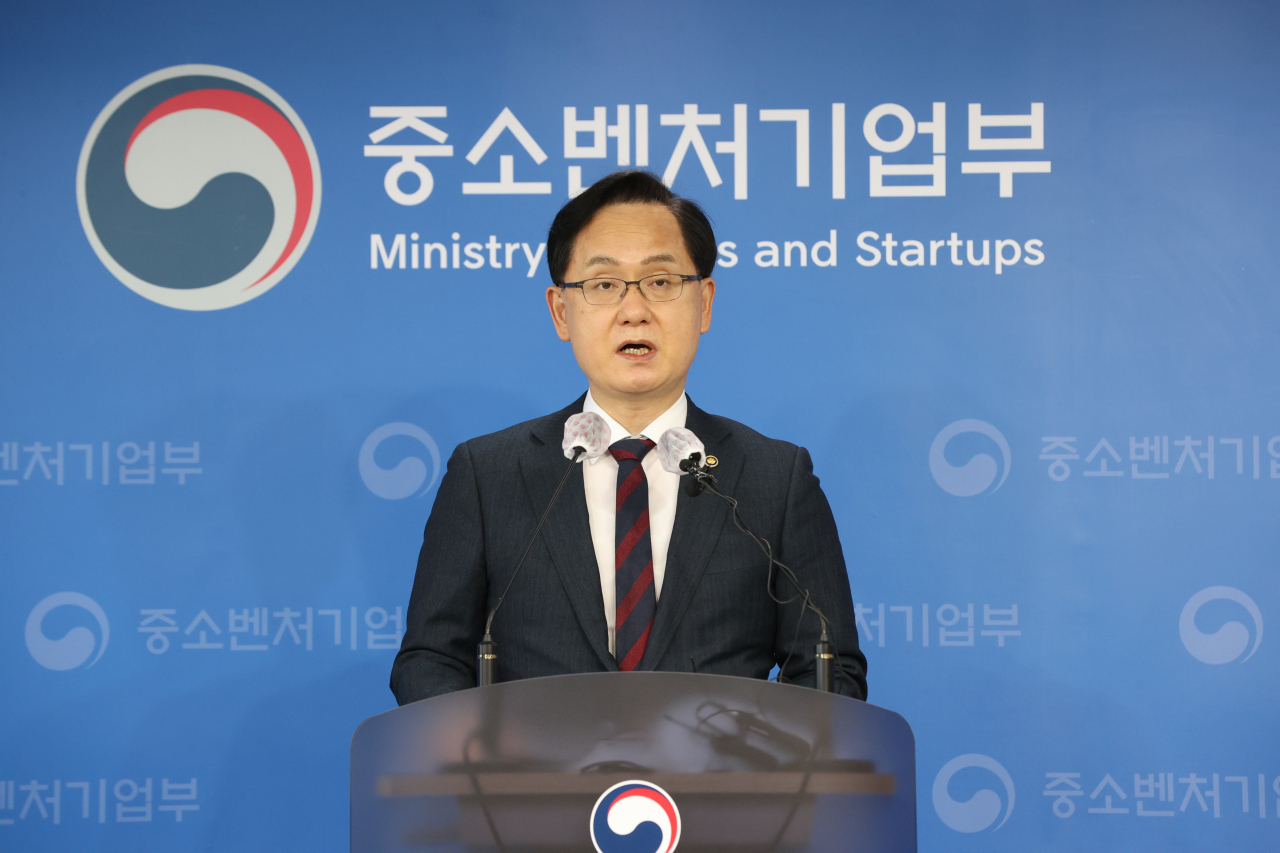 강성천 중소벤처기업부 차관이 2일 세종시 중기부에서 '손실보상심의위원회 제10차 회의' 결과와 관련해 소상공인 추경사업 집행현황 및 계획을 발표하고 있다. [중소벤처기업부 제공. 재판매 및 DB 금지] 연합뉴스
