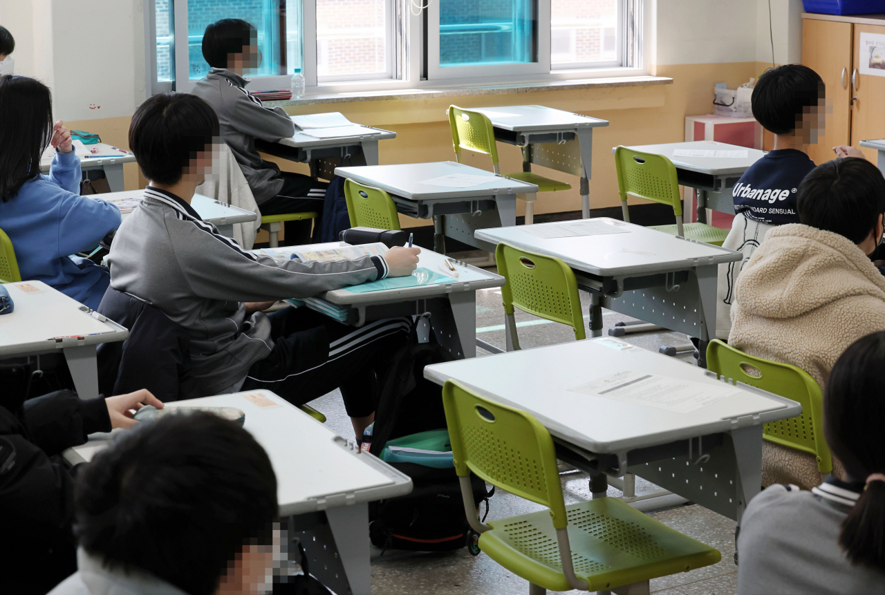 22일 오후 서울의 한 중학교 교실에서 코로나19 확진으로 재택치료 및 가정학습 중인 학생들의 빈자리가 보이고 있다. 서울시교육청에 따르면 코로나19 오미크론 변이의 대유행으로 지난 1주간 서울 학생·교직원 확진자가 총 6만9789명으로, 일평균 1만 명 가까이 발생했다. [연합]