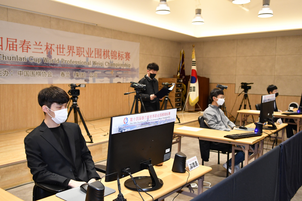 24강전을 치르고 있는 김명훈 8단, 변상일 9단, 김지석 9단(왼쪽부터).[한국기원 제공]
