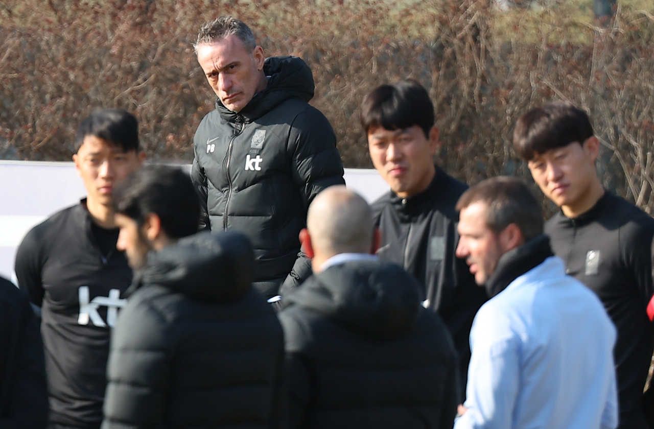 축구대표팀의 파울루 벤투 감독이 21일 오후 파주NFC(축구대표팀 트레이닝센터)에서 코치로부터 전달사항을 듣고 있는 선수들을 바라보고 있는 모습. [연합]
