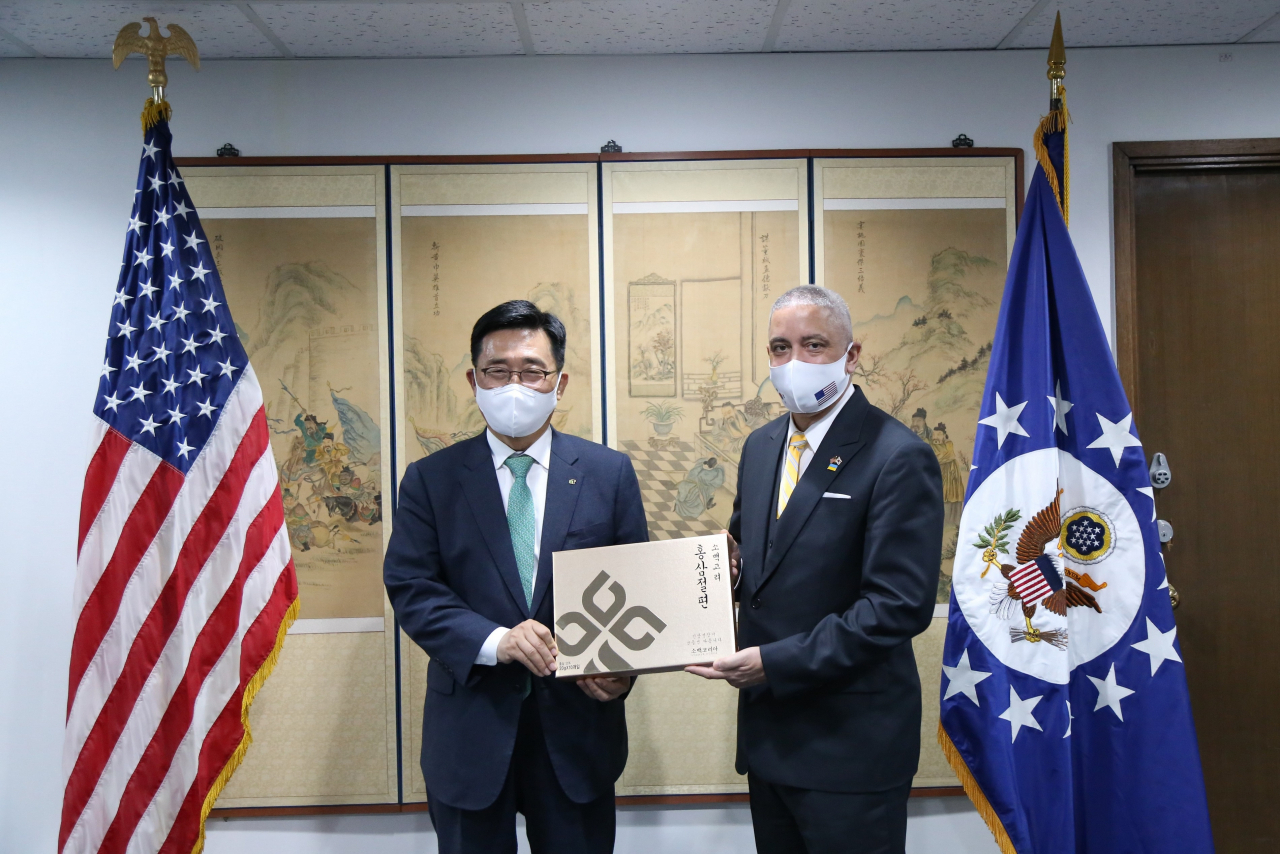 김춘진(왼쪽) 한국농수산식품유통공사 사장이 지난 21일 주한 미국대사관에서 크리스토퍼 델 코르소 대사대리와 ‘김치의 날’ 기념 및 홍보방안을 논의한 후 기념촬영을 하고 있다. [한국농수산식품유통공사 제공]
