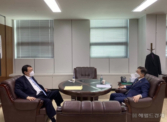 지난해 2월 당시 검찰총장이었던 윤석열(왼쪽) 대통령 당선인이 서울 서초구 서울고검 청사에서 박범계 법무부 장관과 검찰 인사를 논의하던 장면. [법무부 제공]