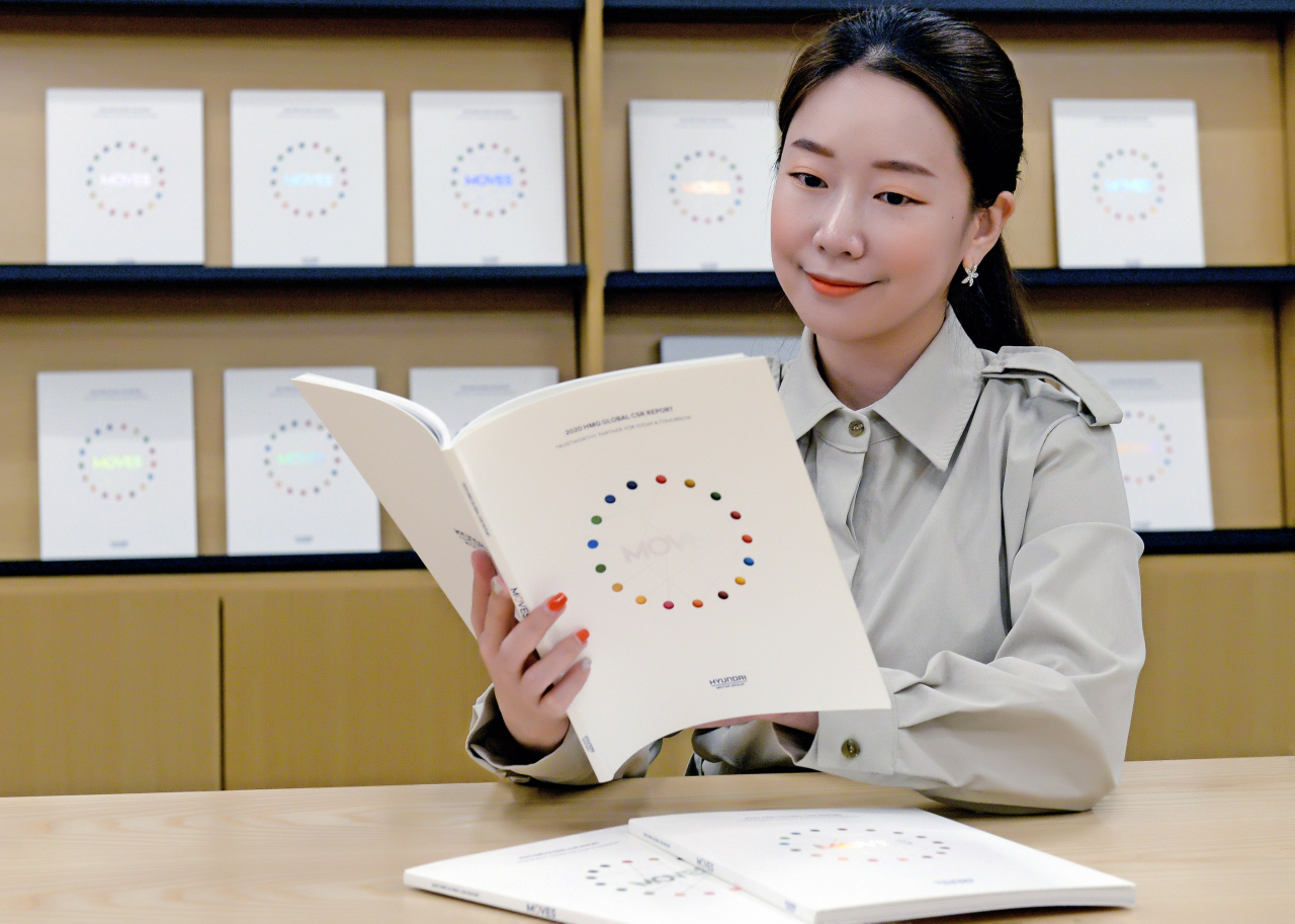 현대차그룹 관계자가 ‘사회공헌활동 백서 2020’을 읽고 있다. [현대차그룹 제공]