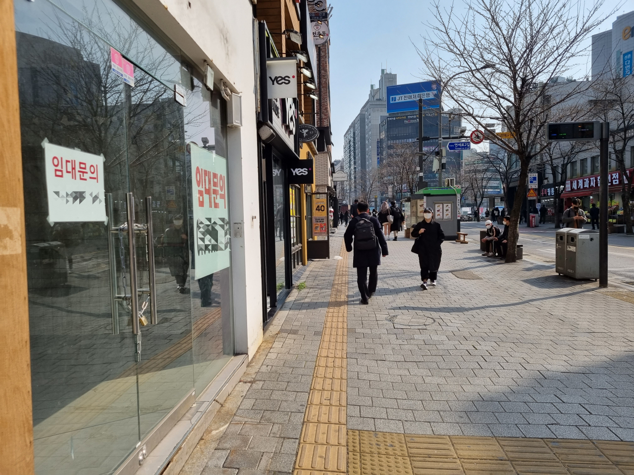 주요 대학들의 대면 수업이 이뤄지자 대학가 인근의 원룸 시장이 활기를 찾고 있다. 다만 상권의 침체는 여전하다. 서울 서대문구 연세로의 한 점포가 임대 문의 공고를 내건 채 세입자를 찾고 있다. 유오상 기자