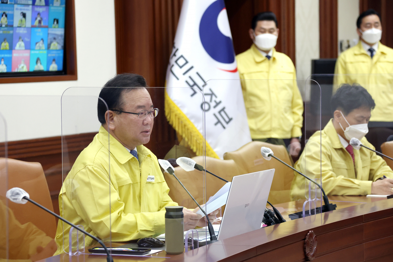김부겸 국무총리가 23일 정부서울청사에서 열린 코로나19 대응 중앙재난안전대책본부 회의를 주재하고 있다. [연합]