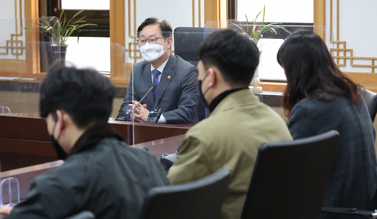 박범계 법무부 장관이 23일 오전 정부과천청사 법무부 중회의실에서 기자들과 약식 간담회를 하고 있다. [연합]