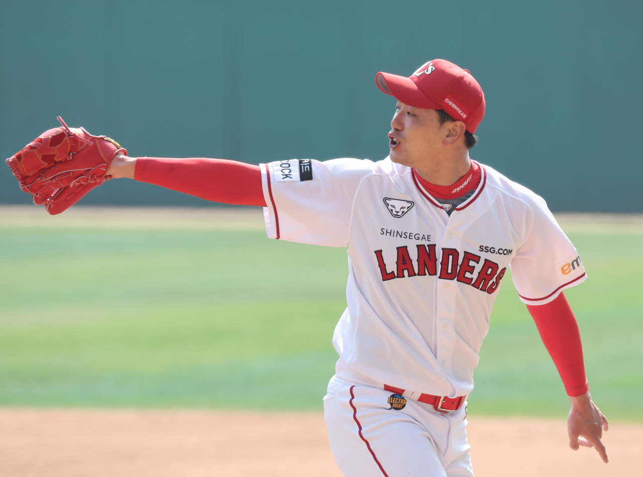 Kim Kwang-hyun of the SSG Landers returns to the dugout after retiring the side in the top of the sixth inning of a Korea Baseball Organization preseason game against the LG Twins at Incheon SSG Landers Field in Incheon, 40 kilometers west of Seoul, on Tuesday. (Yonhap)