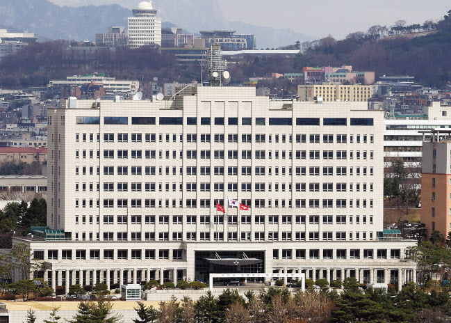 윤석열 대통령 당선인이 대통령실의 용산 국방부 청사(아래 사진)로 이전계획을 밝히면서 미국 대통령의 집무실이 있는 백악관 웨스트윙(위 사진)을 모델로 한다고 밝혔다. [게티이미지·연합]