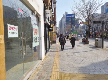 서울 서대문구 연세로의 한 점포가 임대 문의 공고를 내걸고 세입자를 찾고 있다.