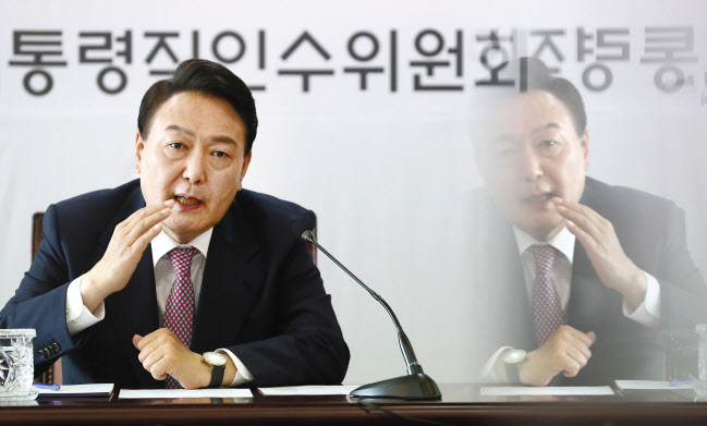 윤석열 대통령 당선인이 지난 22일 서울 종로구 통의동 대통령직 인수위원회 사무실에서 인수위 간사단 회의를 주재하고 있다. 이상섭 기자