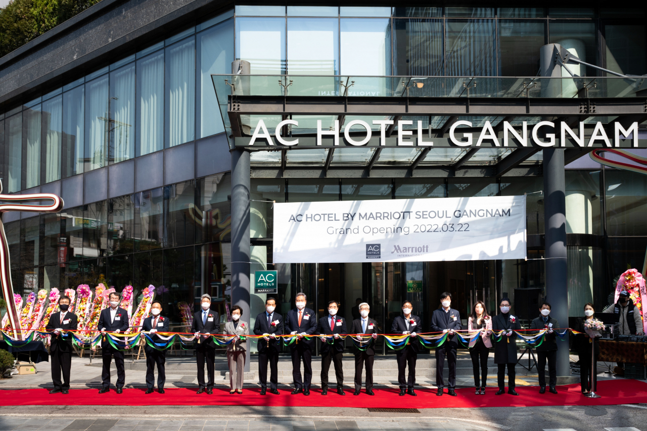 AC호텔 서울 강남이 지난 22일 그랜드 오픈닝 세러모니를 열고 테이프 커팅식을 진행했다. [메리어트 인터내&uarr;셔널 제공]