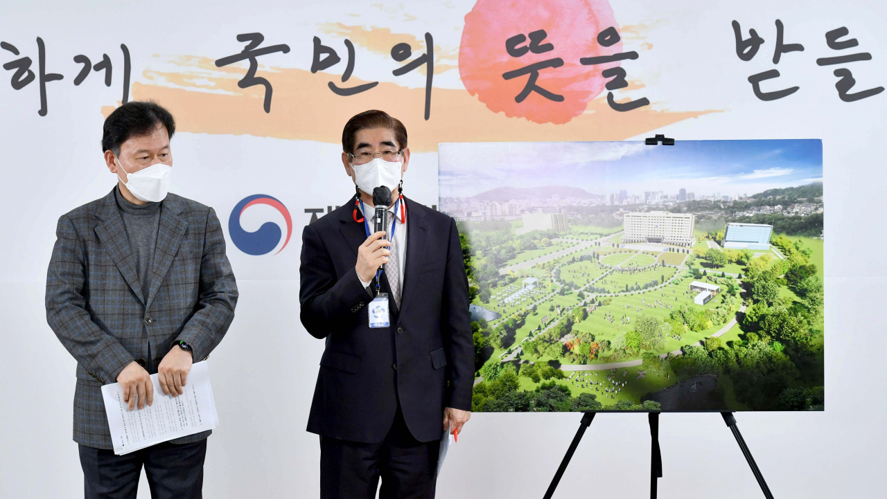 김용현 청와대 이전 TF 팀장(전 합참 작전본부장)이 지난 20일 서울 종로구 삼청동 대통령직인수위원회 회견장에서 열린 대통령실 용산 이전 기자회견에서 취재진의 질문에 답하고 있다. [연합]