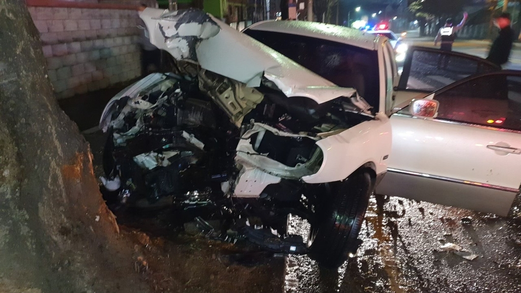 22일 오후 10시 43분께 광주 북구 양산동 모 공장 앞 도로에서 오피러스 차량이 도로 옆 가로수를 들이받는 사고가 발생했다.