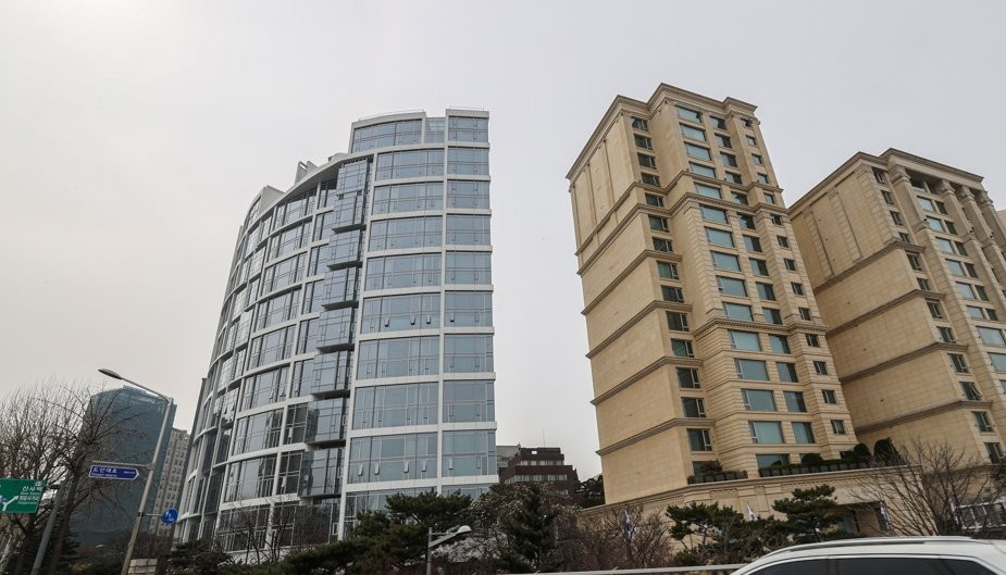전국 최고가 아파트 '더펜트하우스청담'(왼쪽 건물) 전경.[연합]